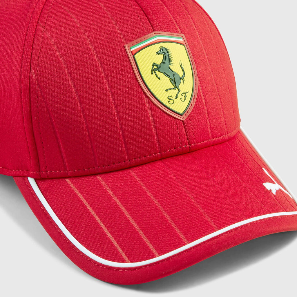 Gorra Scuderia Ferrari del equipo 2025