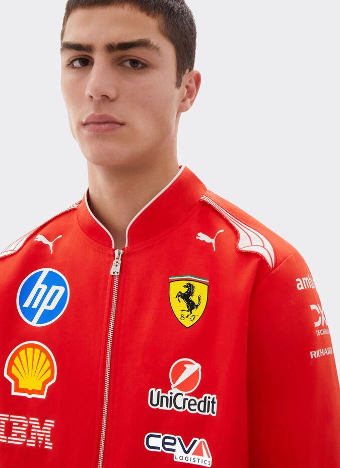 Chaqueta de competicion Scuderia Ferrari de pilotos 2026